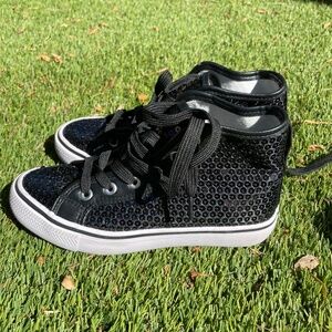 Black sparkling converse